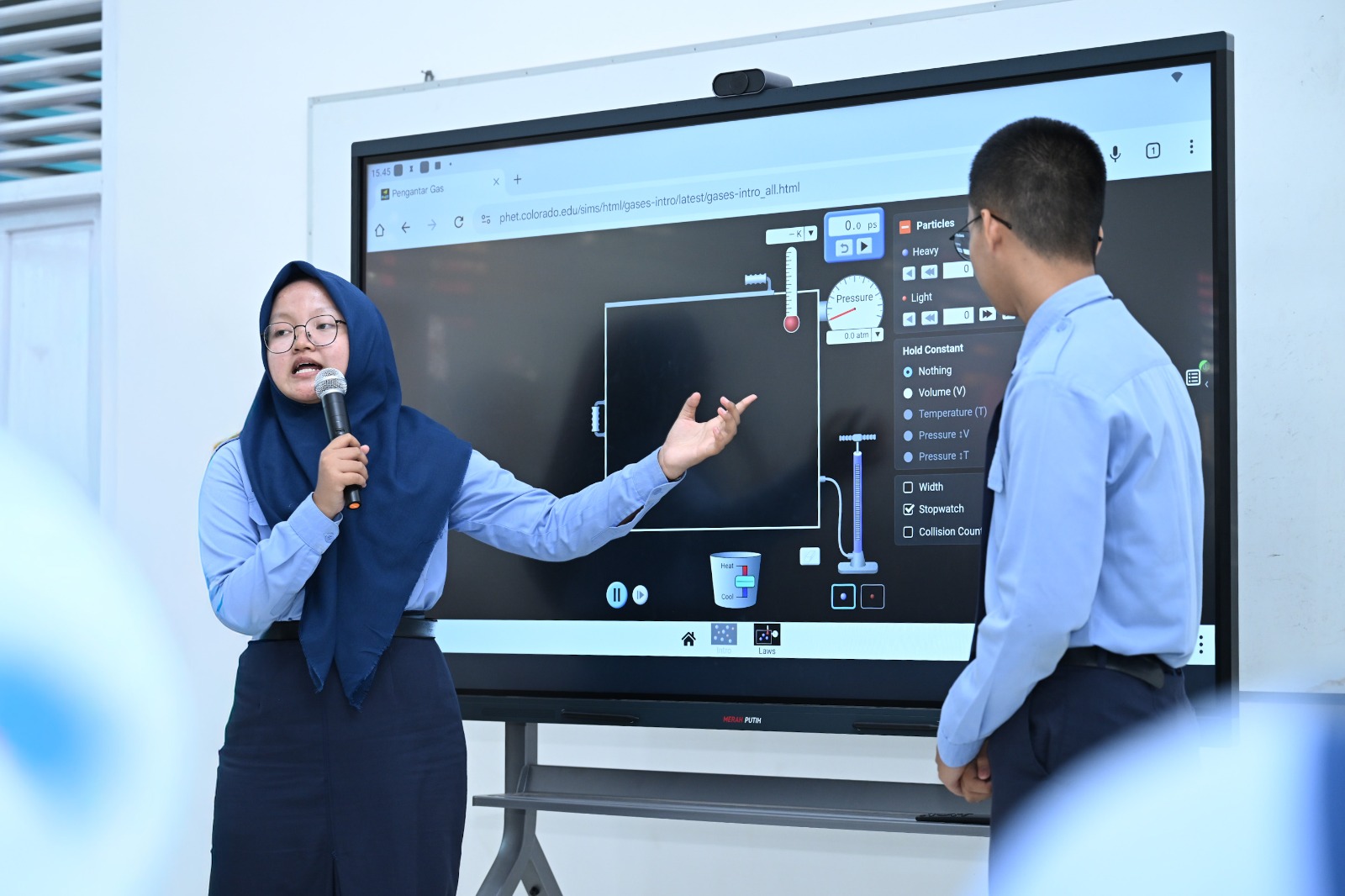 Papan Digital Interaktif Mempermudah Siswa Memahami Sains